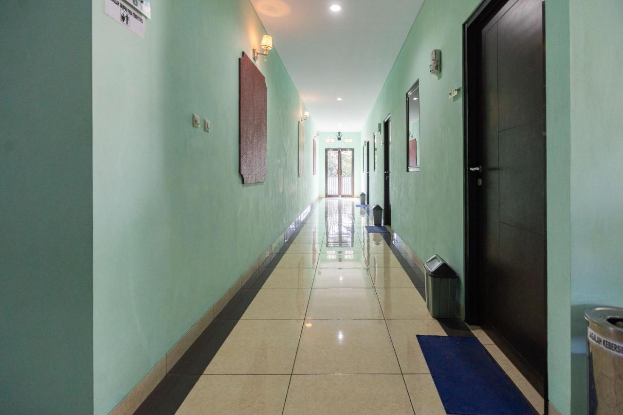 Reddoorz Plus @ Jalan Pumorow Manado Exterior foto